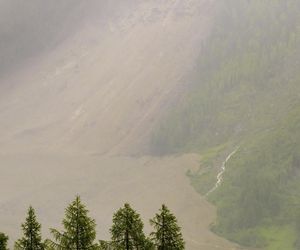 Szwajcaria. Kamienna lawina pogrzebała alpejską wioskę, gdy oderwał się ogromny fragment lodowca