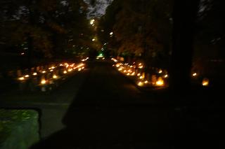 Cmentarz na poznańskiej Cytadeli nocą