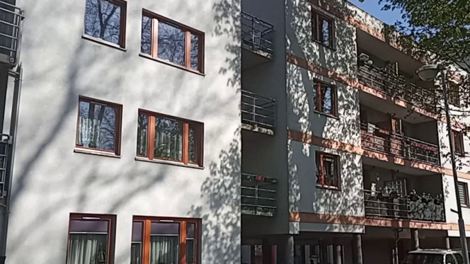Balkony z widokiem na ścianę