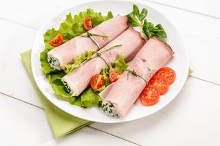 Z szynki i tej pasty robię pyszne zawijasy. To znakomita i efektowna przekąska na każdą okazję 