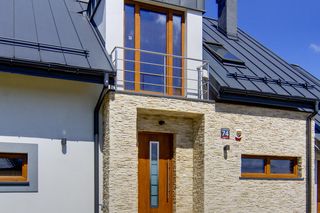 Oszczędne prostopadłościenne facjaty i facjatki też urozmaicają bryłę