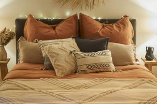 Ciepła sypialnia - inspiracje. Jak urządzić sypialnię w bloku? Zobacz aranżacje dużych i małych wnętrz