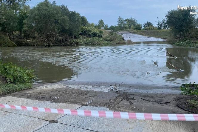  Chciał przejechać przez zalaną drogę, porwała go rzeka