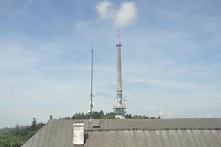 Na Świętym Krzyżu mieści się największa wieża radiowo-telewizyjna w Polsce
