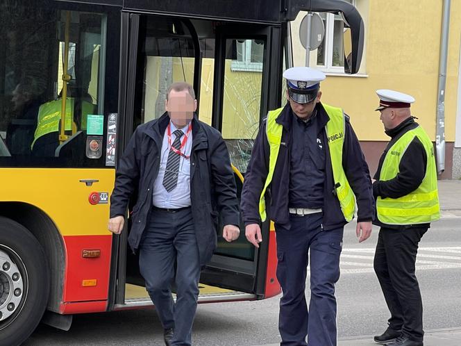 Koszmarny wypadek na Wiatracznej. Piesza wpadła pod miejski autobus