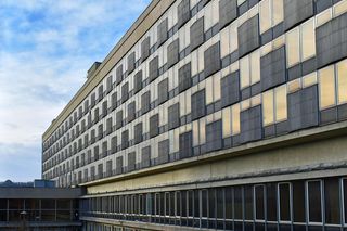 W PRL-u powstał najdłuższy budynek w Małopolsce. Janusz Morgenstern i Jerzy Stuhr kręcili w nim filmy