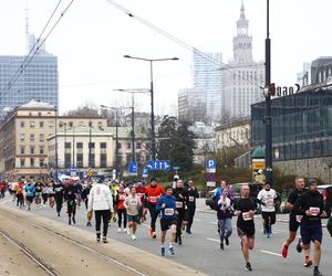 Bieg na Piątkę 2024, Warszawa - zdjęcia. Biegłeś? Szukaj się w galerii!