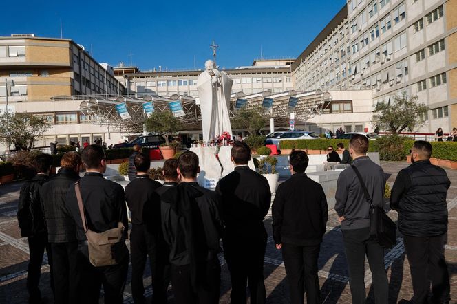 Wierni modlą się za papieża Franciszka. Tłum pod kliniką Gemelli w Watykanie