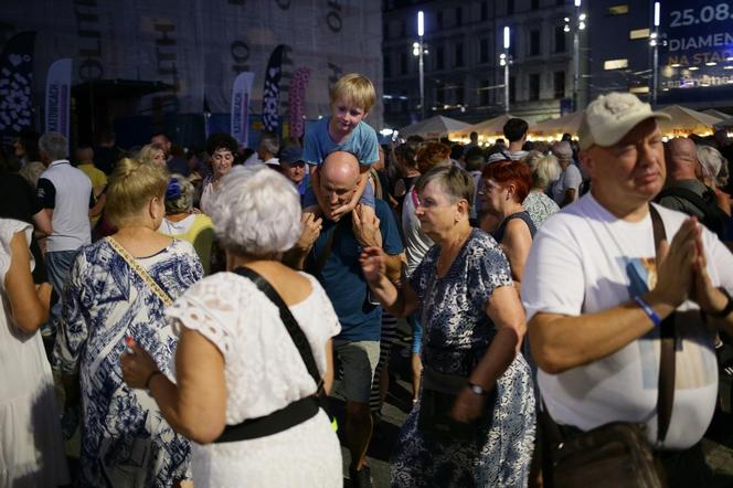 Potańcówka przed Teatrem Śląskim w Katowicach