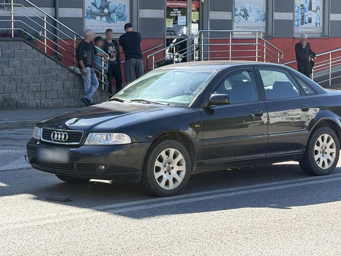 Jastrzębia. 2-letnie dziecko wpadło pod samochód