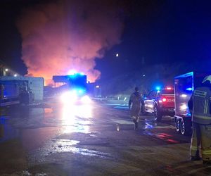 Strażacy walczyli z ogniem na składowisku odpadów w Bełżycach