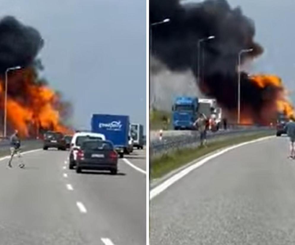 Ogromny pożar na S19. Spłonęła ciężarówka z kosmetykami [WIDEO]