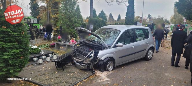  Stargard. Wypadek na cmentarzu. Kierowca staranował ogrodzenie i zniszczył kilka nagrobków [ZDJĘCIA]