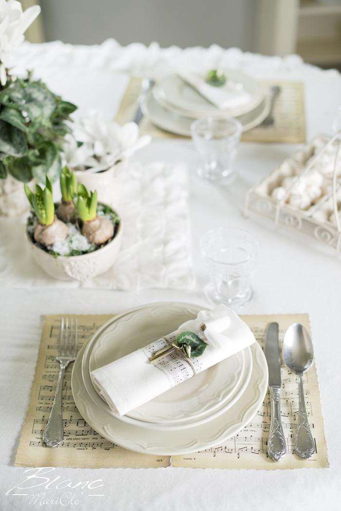 Biała dekoracja stołu w stylu shabby chic