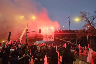 Marsz Niepodległości przechodzi przez most Poniatowskiego