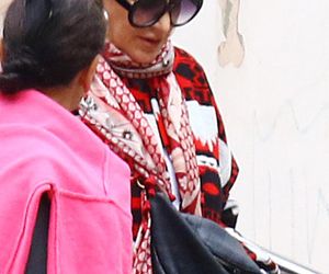 Kayah. Leczyła gardło i opalała kolana