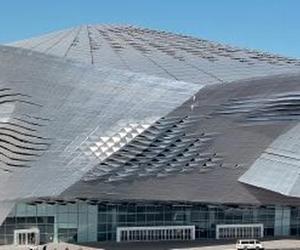 Centrum kongresowe w Dalian projektu Coop Himmelb(l)au. Zastosowanie aluminium perforowanego