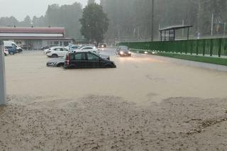 Ogromne burze nad Wisłą. Alarm na rzece Wisła w Ustroniu. Są też utrudnienia drogowe