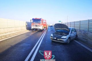 Strażacy chcieli pomóc przy wypadku. Wtedy w jednego z nich wjechał samochód