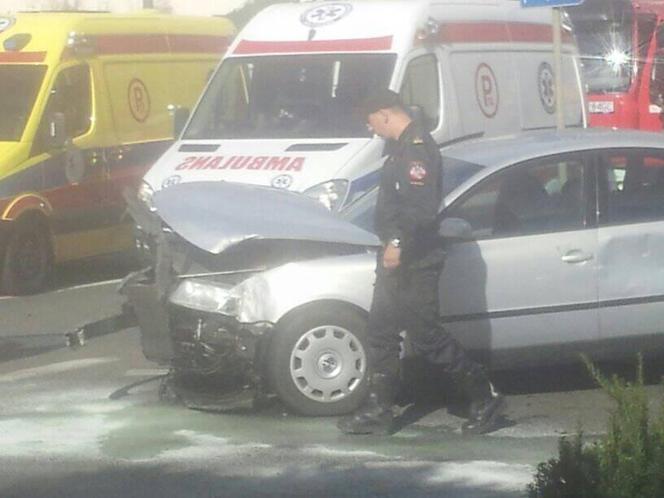 Groźny wypadek na rondzie Jagiellonów w Bydgoszczy. Dwie osoby trafiły do szpitala! [ZDJĘCIA]