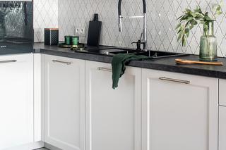 Biała kuchnia w kształcie litery L. Styl modern classic