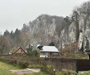 Najpiękniejsza wieś w Małopolsce zachwyca także jesienią. Leży na Szlaku Orlich Gniazd