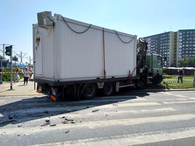 Tramwaj zderzył się z ciężarówką. Ranni pasażerowie i motorniczy!