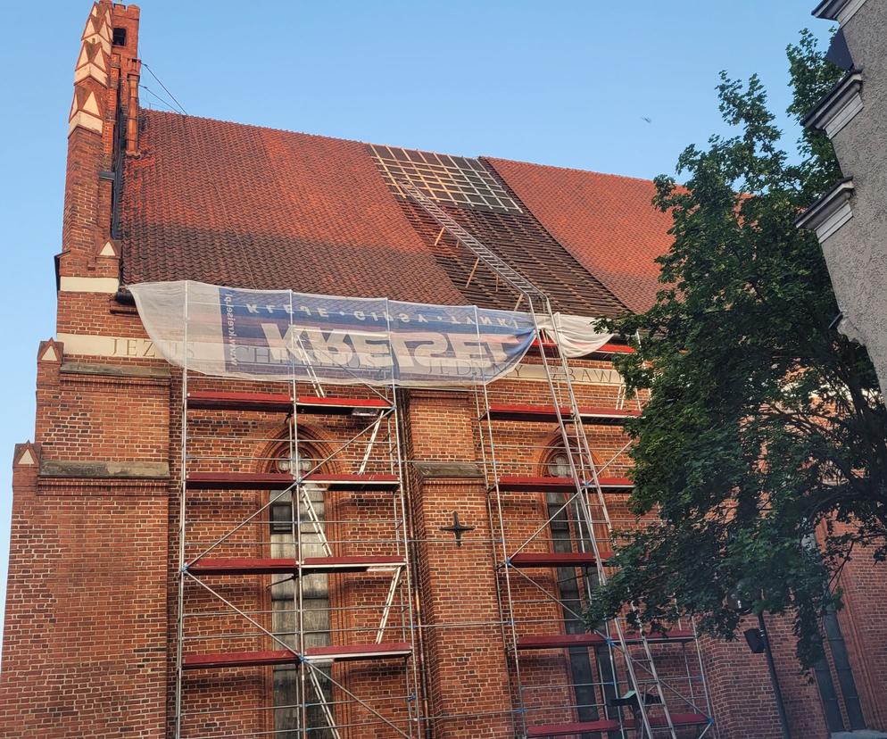 Trwa remont dachu olsztyńskiej katedry. Znaleziono butelki po piwie sprzed 100 lat [ZDJĘCIA]