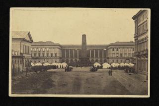 Biwak żołnierzy rosyjskich na Placu Saskim w Warszawie