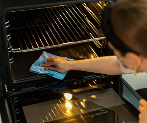 Śpisz, a piekarnik czyści się sam! Stary patent nie ma sobie równych