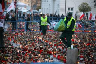 Sprzątanie zniczy pod Pałacem Prezydenckim 