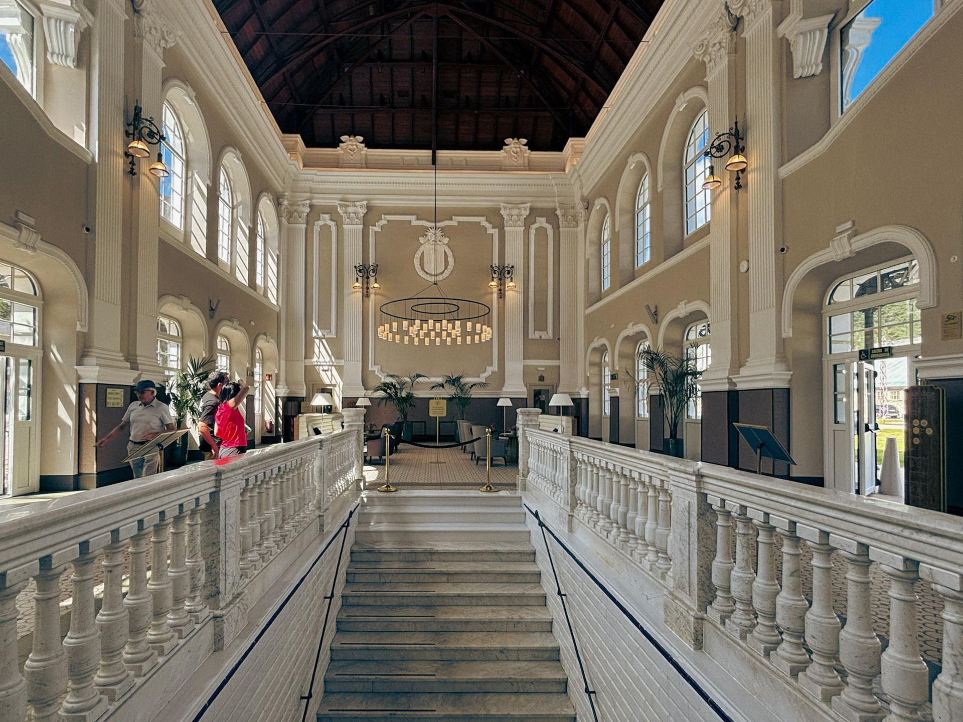  Canfranc Estación, Hiszpania. Dawny dworzec kolejowy zamienił się w luksusowy hotel