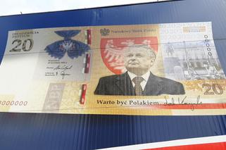  Przerobili nowy banknot z Lechem Kaczyńskim. Teraz jest NAPRAWDĘ POLSKI! [MEMY]
