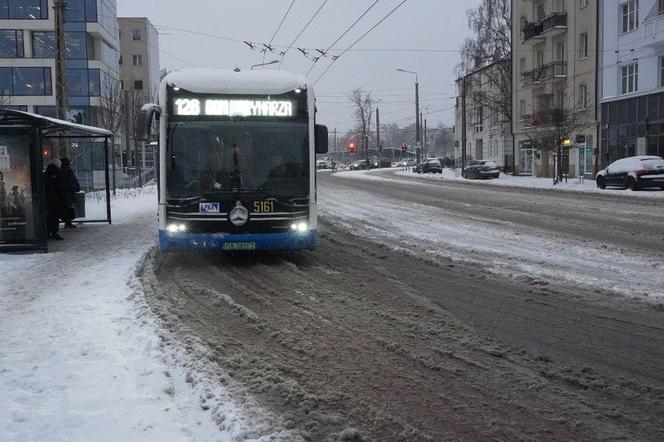 Zima paraliżuje ulice. Pomorze z problemami drogowymi