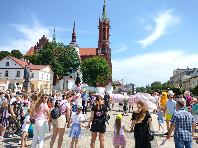 Chcieli podkreślić potrzebę swoich działań. Ulicami Białegostoku przeszedł Marsz Rodzin Zastępczych