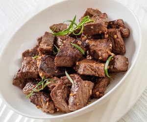 Aromatyczne kawałki wołowiny w kremowym sosie. Obiad niczym z wykwintnej restauracji