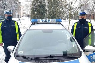 Pożar w Pasymiu. Policjanci uratowali babcię i wnuczkę