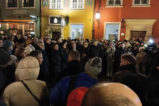 Światełko dla Pawła Adamowicza. Tłumy na wiecu w Gdańsku 