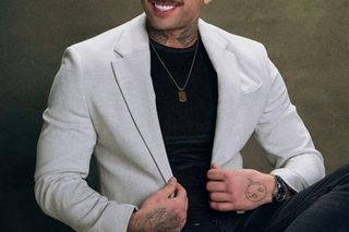 Przyjaciele żegnają zmarłego.