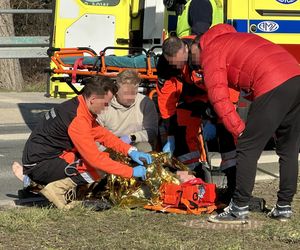 Motocyklista trafił do szpitala. Kierowca mazdy wymusił pierwszeństwo. Koszmarny wypadek w Warszawie