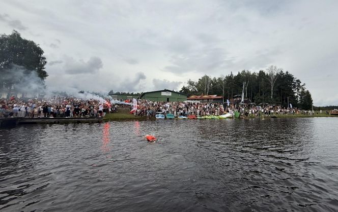 Damian Błaszczyk przez 44 godziny przepłynął 100 km pod zalewie Bojary pod Biłgorajem, kwestując w ten sposób dla 12-letniego ciężko chorego Adasia