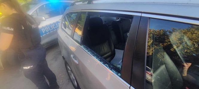Policjanci uratowali psa pozostawionego w zamkniętym samochodzie