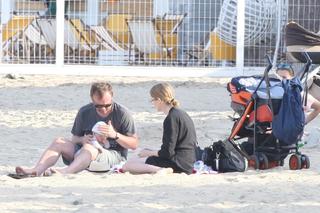 ANDRZEJ CHYRA I PAULINA JAROSZEWICZ Z SYNKIEM NA PLAŻY