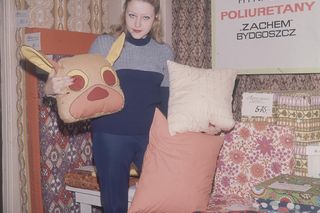 Tak modelki pozowały w reklamach mebli z pianki produkowanej w Zachemie. Do zakupu zachęcała kilkuletnia dziewczynka [HISTORYCZNE ZDJĘCIA]