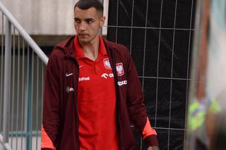 Załamani piłkarze idą na trening