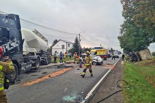 Wielki huk rozerwał powietrze! Ogromne zniszczenia. Dwie ciężarowki i BMW zderzyły się w wypadku [ZDJĘCIA]