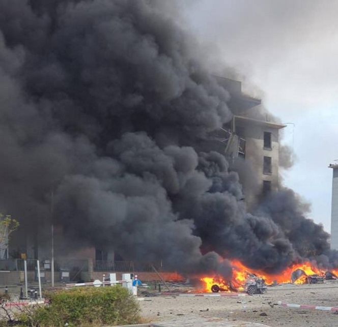 Wielki atak na Izrael! Na zdjęciach widać, jak rakieta trafia w blok