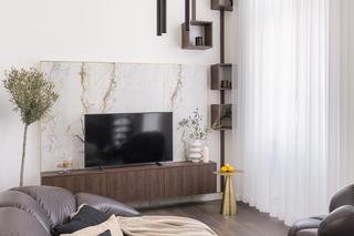 33-metrowe mieszkanie z antresolą. Żeliwne, rzeźbione schody przykuwają wzrok! Zobacz zdjęcia i zainspiruj się