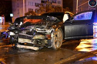 Zmiażdżone auto w centrum Warszawy 