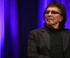 Tony Iommi został dawniej zaatakowany przez nożownika na scenie! Szokująca relacja